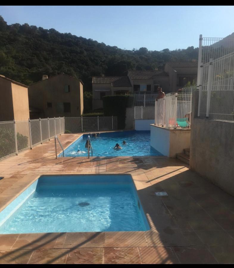 CAVALAIRE vue MER au loin MAISONNETTE TOUT ÉQUIPÉE POUR 4 PERSONNES AVEC PISCINE CLIM WIFI VÉLOS TV BARBECUES Exterior foto