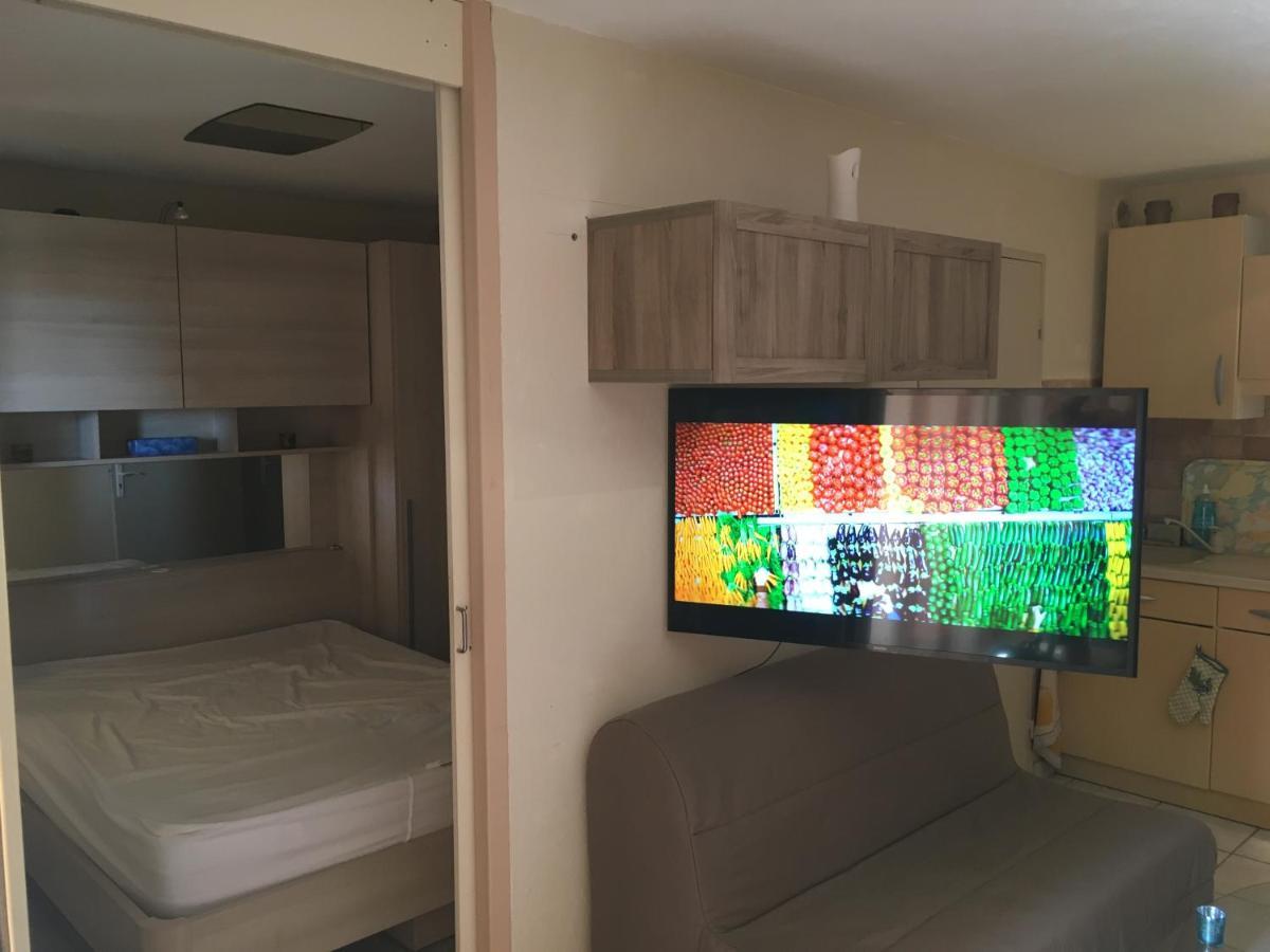 CAVALAIRE vue MER au loin MAISONNETTE TOUT ÉQUIPÉE POUR 4 PERSONNES AVEC PISCINE CLIM WIFI VÉLOS TV BARBECUES Exterior foto