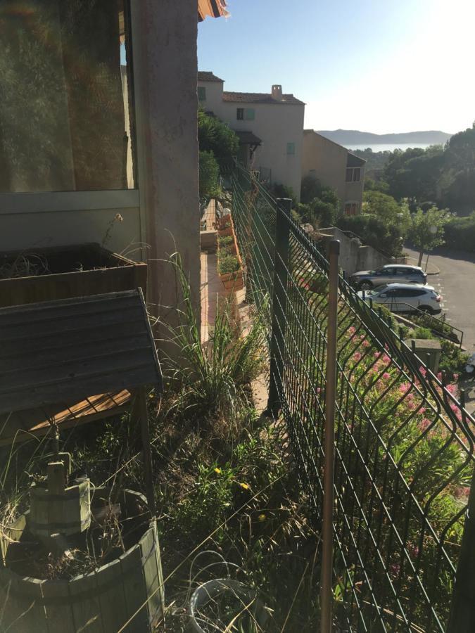 CAVALAIRE vue MER au loin MAISONNETTE TOUT ÉQUIPÉE POUR 4 PERSONNES AVEC PISCINE CLIM WIFI VÉLOS TV BARBECUES Exterior foto